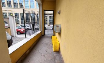 Apartment Near the Metro