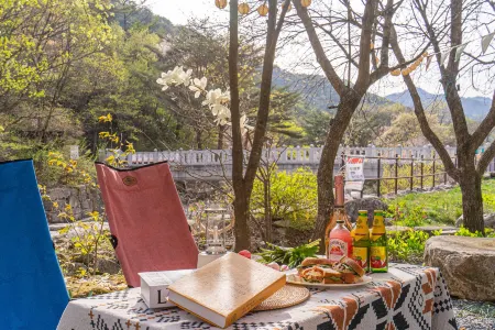 Jecheon Sanjoong Dayeon Pension Отели рядом с достопримечательностью «Woraksan»