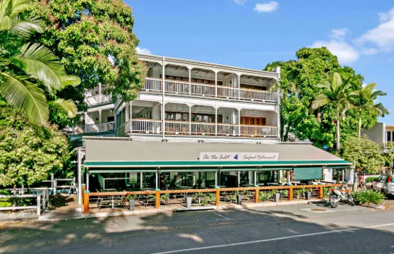 曼特拉小港旅店