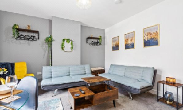 Amazing Family Apartment, Sleeps 6, Cot, Work Desk