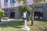 Best Western Plus Lafayette Hotel University Area - parking