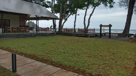 Hiromi Glamping Anyer Beach Resort Отели в г. Cinangka