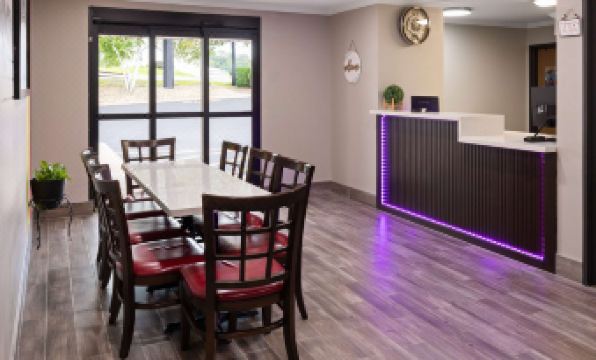 Super 8 by Wyndham Burnham/Lewistown