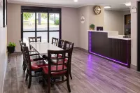 Super 8 by Wyndham Burnham/Lewistown - Motels