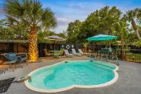 Sunswept Villa 4-Riverwalk/Park Front w/ Pool, Near Ami Beaches - Pet Friendly! -  Ferienhäuser