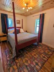 Dogwood Cottage: Short walk to the Strip, 2 Full Baths, A/C, WIFI, Private Yard Hotels near The Landing Festival Marketplace