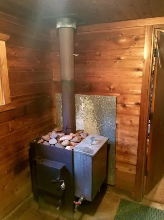 Spacious lakefront cabin on beautiful sand bottom Leader Lake.