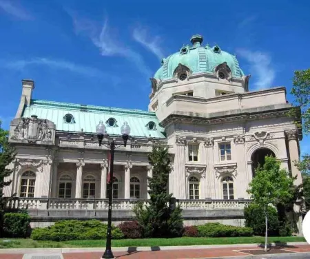 Cozy English Basement Apt quiet but close to downtown