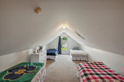 Minutes to ND-Sleeps 10+, Family+Pet-Friendly, Early Check-In, Big Yard & Clean!