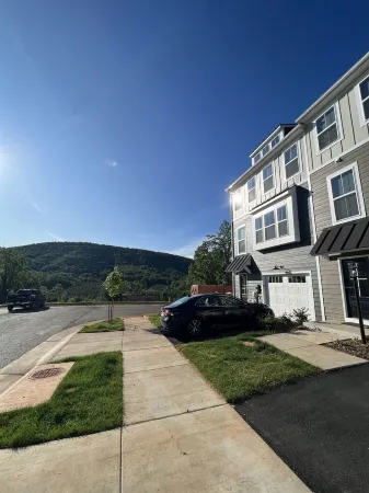 Beautiful New Townhome with Mountain Views. Close to downtown! Отели рядом с достопримечательностью «Монтичелло»