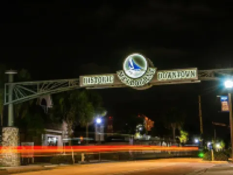 Beautiful downtown Melbourne Beach renovated apartment one block from the beach! 墨爾本海灘酒店