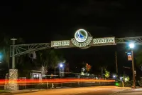 Beautiful downtown Melbourne Beach renovated apartment one block from the beach!