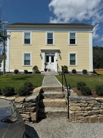 Steps from Downtown Mystic / Newly Renovated Modern Apartment