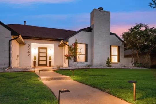 Ultimate Comfort & Modern Elegance in our Renovated Pool House with Hot Tub