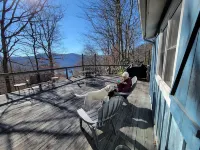 Quiet 3 bedroom cabin in the woods, amazing mountain and lake views, huge deck