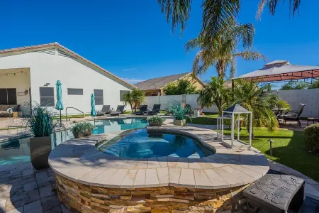Backyard Paradise in the Valley! Pool/Jacuzzi!