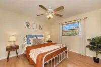 PAWS & PLAY: PET-FRIENDLY VACATION VENICE BEACH, SIESTA KEY SARASOTA FENCED YARD