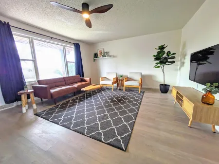 Full 3-bedroom house with entertainment room. 5 minutes to FLW front gate. Отели рядом с достопримечательностью «Uranus Fudge Factory And General Store»