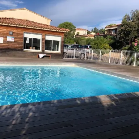 Apartment in residence with swimming pool, janitor, 7 minutes walk from the beach