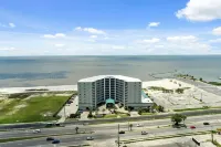 Coveted Gulf-Front Condo on Pool Deck, Directly on Beach, No Highway to Cross! โรงแรมใน