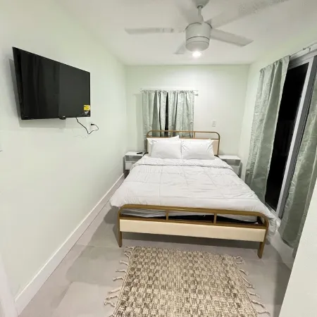 Canal home with direct river and gulf access, kayaks, hot tub, boat & motor inc