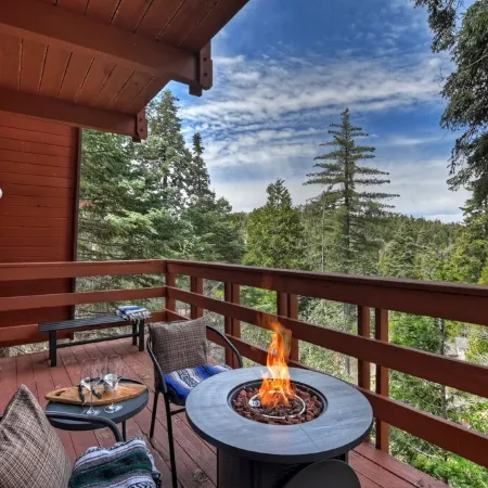 Pet/Kid Friendly Cozy Cabin, BBQ, Firepit, Outdoor Dining, Forest Views