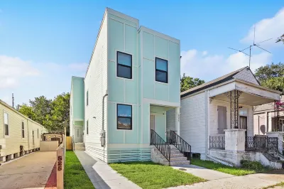Majestic Mid-City Marvel Near French Quarter, Walk to Streetcar, 3Br/3B Hotels in Mid-City
