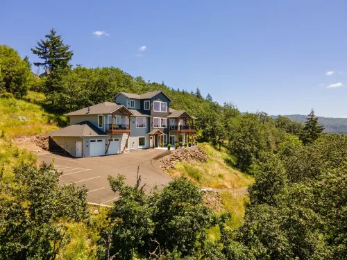 Panoramic River Views - Nature Framed at Every Window