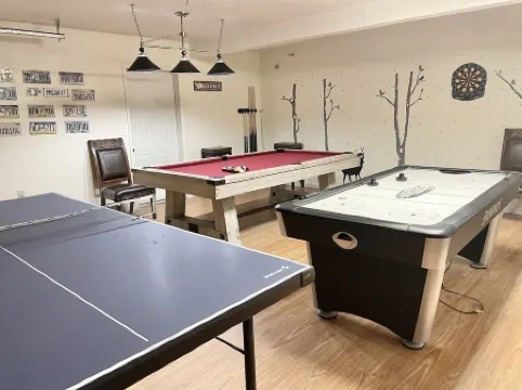 Cozy Family Friendly Lodge, 2 Games Rooms, Hot Tub, EV Charger