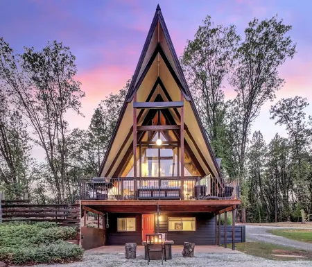 Scenic A-frame - Hot Tub, Basketball Court, Treehouse, Outdoor theater!