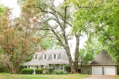 ~ The Cozy Farmhouse ~ Sleeps 10+ ~ Farm Views Hotels near Technology Engagement Center