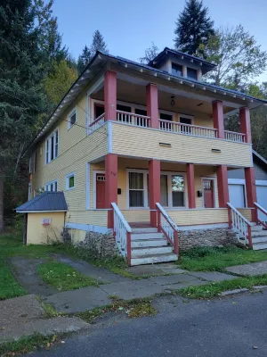 Cozy, remodeled townhome retreat in downtown Historic Wallace!