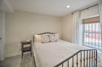 Contemporary Condo in Quiet Locale! 住宿飯店