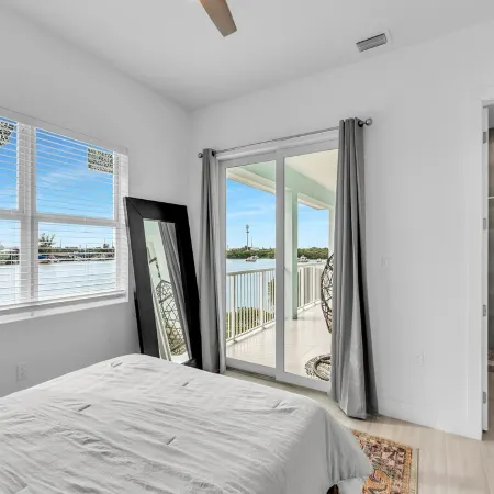 Island getaway with panoramic view, pool, spa, beach and rooftop access!