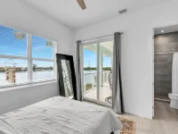 Island getaway with panoramic view, pool, spa, beach and rooftop access!