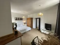 Ancien Presbytère du 17eme sur 1750 m2 de Jardin