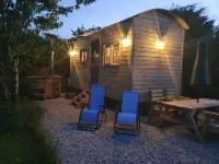 Luxury romantic shepherd's hut - hot tub and Aga