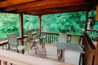 Great Location, Creekside, Trout Fishing, Fire Pit, Hot Tub & WiFi