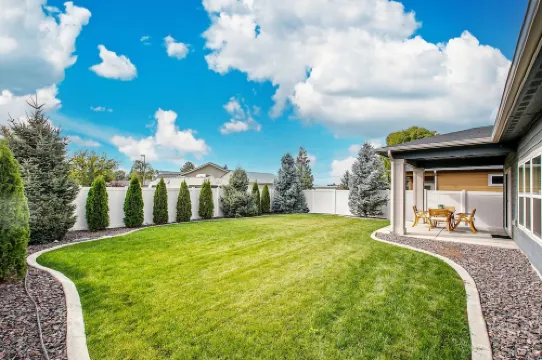 2 Adjacent Modern Homes - Sleep 16-20 - Near Shops, Dining, Parks, Entertainment