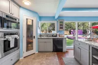 5BR｜Pickleball Court｜Pool｜Tree Deck｜Mini Golf｜BBQ