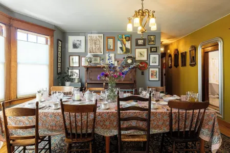 Luxury Spa Retreat with Sauna, Hot Tub & Swimming Pool in the Heart of Hudson Отели в г. Гудзон