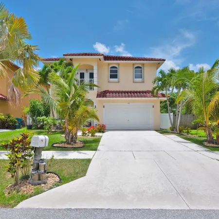 5 Mins to beach; 5BD, 4.5BA, Heated pool, Jacuzzi, Mini Golf, Tiki Huts.
