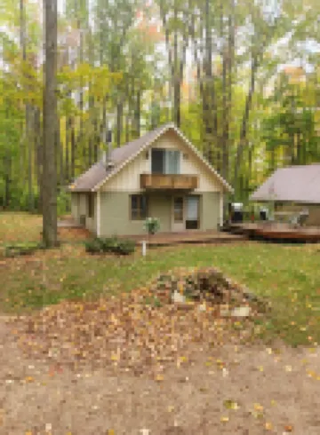 HARBOR SPRINGS 3 BEDROOM / 2 BATH COUNTRY CHALET