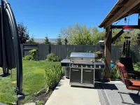 Charming large 4-bedroom house with WiFi and AC in delightful Ellensburg. Hotels near Bowers Field