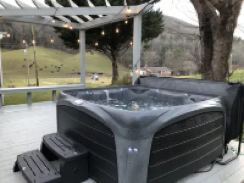 Country Setting.  City Convenience. Hot Tub