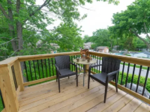 Vintage Space! 60 Seconds from Downtown Lee Summit Hotels in Lee's Summit