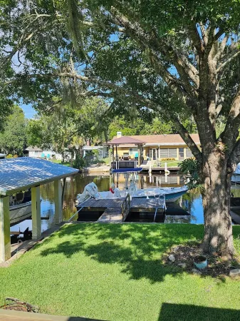 Waterfront w/Dock on Mason Creek, 2/1 Homosassa River,30 Min Ride to Springs! Отели рядом с достопримечательностью «Get Up and Go Kayaking - The Chaz»