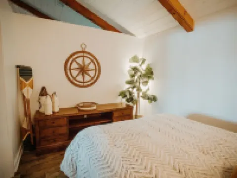 Romantic lakefront chalet w/hot tub Hotels in Indian Lake