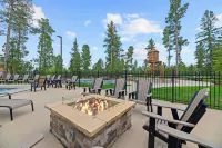 Embers Gulch 2, Hot tub, wifi, paved roads, garage access, brand new duplex