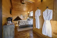 Midnight Rhapsody-Romantic Cabin with Large Jacuzzi Tub & Outdoor Gas Fireplace